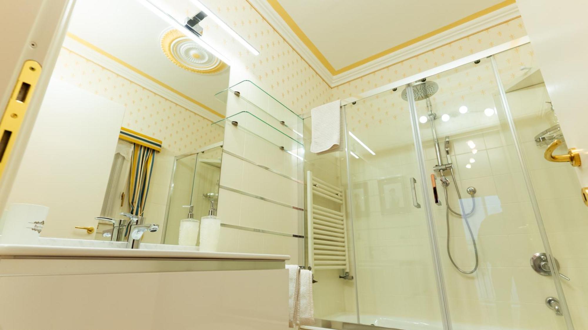 New Cozy Apartment - City Centre Lecco Luaran gambar